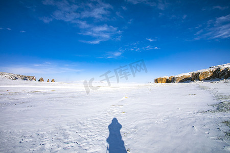 蓝天下大地和雪摄影图