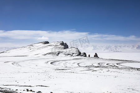 雪山和大地摄影图