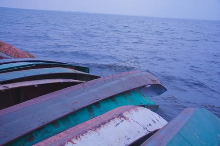 海边的废弃船只摄影图