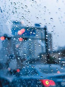 雨后车窗玻璃上的雨珠摄影图