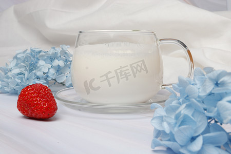 牦牛酸奶摄影照片_酸奶牛奶花朵摄影图