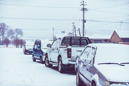 冬天街道摄影照片_积雪汽车风雪摄影图