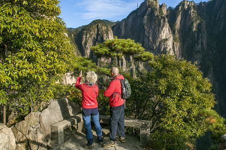 重阳节九九登高摄影照片_登山的外国游客