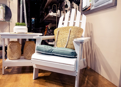 白色木头椅子摄影图
