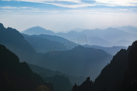 水墨笔触点摄影照片_层层叠叠山脉摄影图