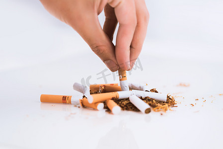 世界无烟日掐灭香烟