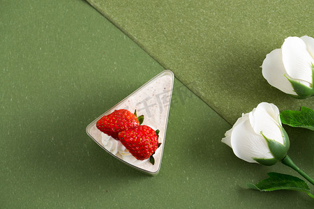西式小甜点摄影照片_摄影图抹茶草莓小三角蛋糕 
