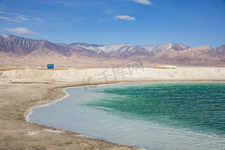 海面远山摄影照片_湖水远山摄影图