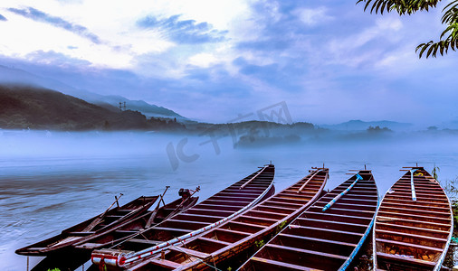 绘赛龙舟摄影照片_雨雾天气河道龙舟摄影图