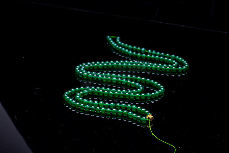 湖绿色串珠项链链摄影图