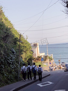 海边马路摄影照片_日本海边高中生摄影图