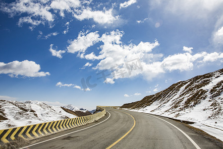 风景马路摄影照片_景区雪和山摄影图