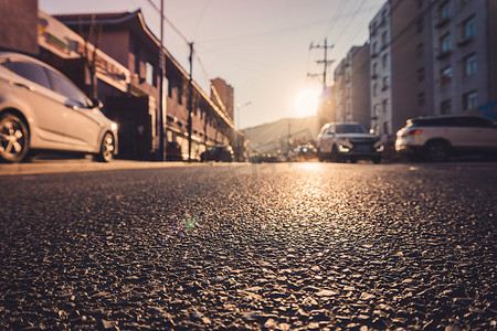 早晨摄影照片_早晨的阳光把道路染成金色摄影图