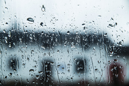 雨季摄影照片_玻璃上的雨珠