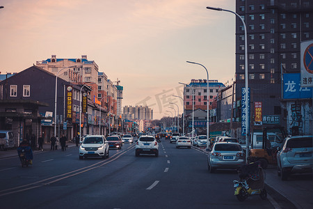 夕阳下的小城镇街道摄影图