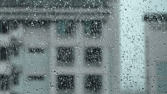 防汛预警摄影照片_雨滴和窗摄影图