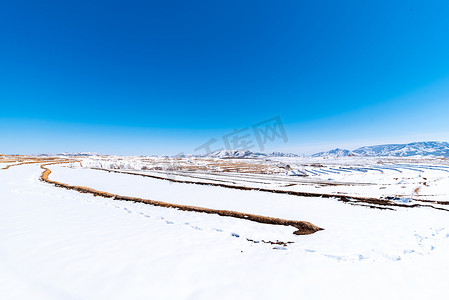 自然风光雪地蓝天视觉引导线摄影图