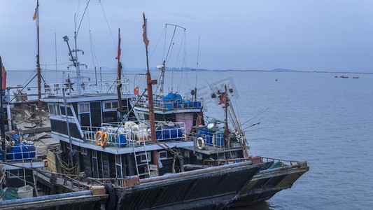 海边船摄影照片_海边风景之靠海渔船摄影图