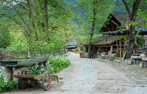 乡下村庄道路摄影图