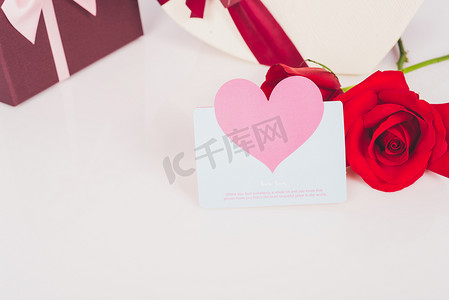 玫瑰花图片摄影照片_七夕情人节礼物背景图片摄影图