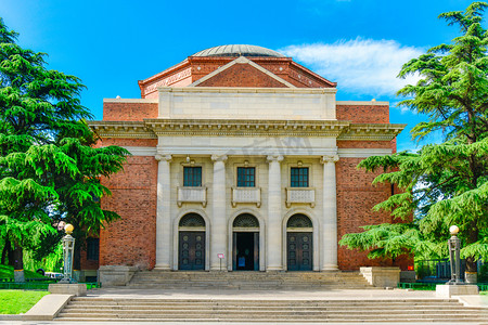 清华大学校园大礼堂摄影图