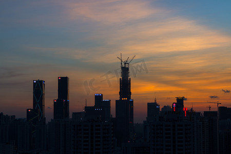 高空夕阳城市摄影图