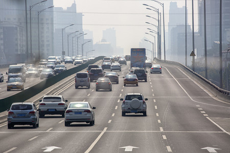 汽车大气背景素材摄影照片_马路交通公路汽车和路灯摄影图