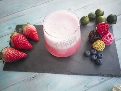 夏日草莓奶盖红色饮品果汁摄影图 