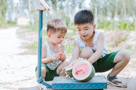 夏儿童摄影照片_给西瓜称重的农家小男孩