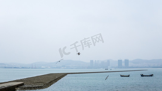 海面天空摄影照片_海面天空海浪沙滩摄影图