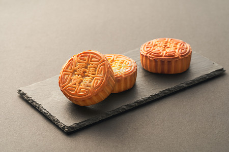 中秋节嫦娥海报摄影照片_石盘上的中秋月饼组合摄影图