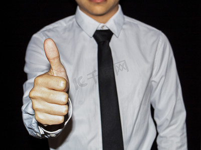 诚信企业摄影照片_商务人士竖起大拇指摄影图