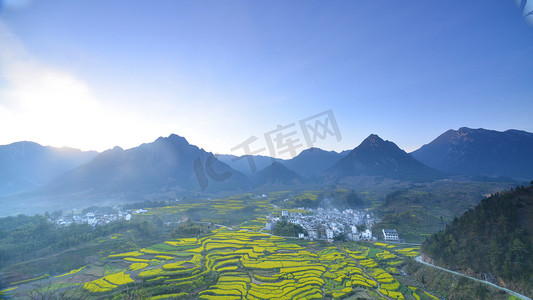 撞色春天摄影照片_春天立春油菜花田山脉自然风景摄影图