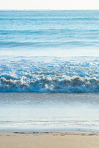 沙滩上奔腾浪花摄影图