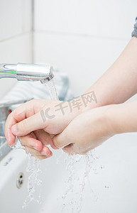 洗手台人摄影图