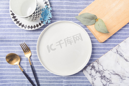白色瓷器餐盘空盘与刀叉