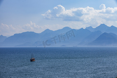 湛蓝海水山摄影图