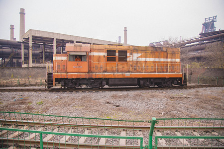橘色火车摄影图