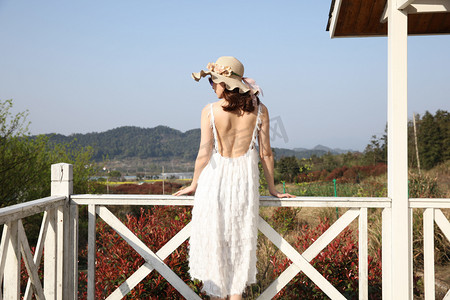 戴太阳帽穿吊带裙的模特