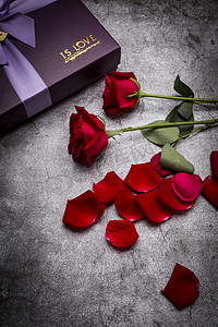 情人节红玫瑰礼盒摄影图