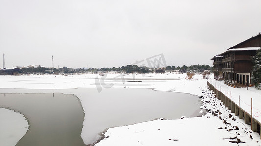孤寂冷清江边水面冰封积雪摄影图