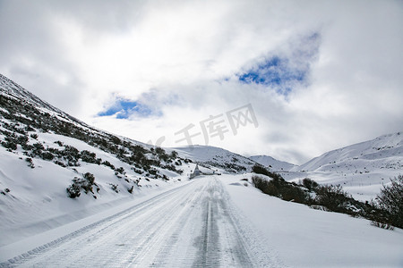 雪山公路云雾摄影图