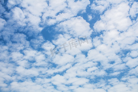 蔚蓝天空白云摄影图
