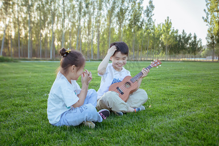 夏儿童摄影照片_草地孩子摄影图