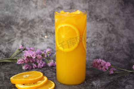 橙汁冰饮摄影图