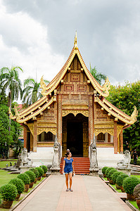 泰国进口金枕榴莲摄影照片_泰国清迈寺庙摄影图