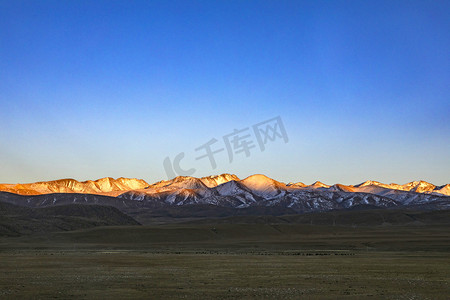 光洒大地摄影照片_远山大地天空摄影图