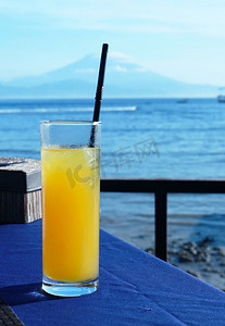 清凉夏日海边摄影照片_海边桌子桔汁摄影图
