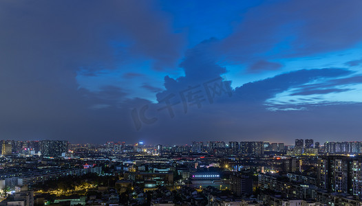 星空摄影照片_城市的夜空摄影图