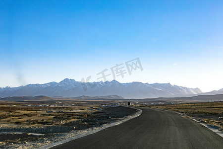 公路西藏摄影照片_远山大地天空摄影图